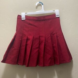 Red pleated skirt with zipper on the side #miniskirt #pleatedskirt